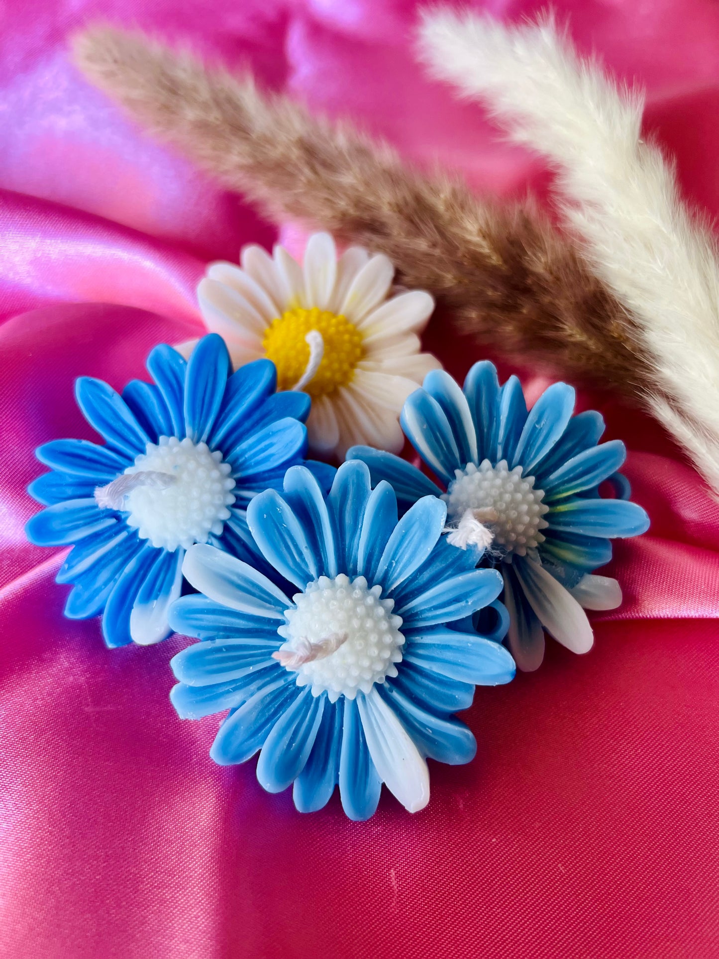 Daisy bloom flower candles